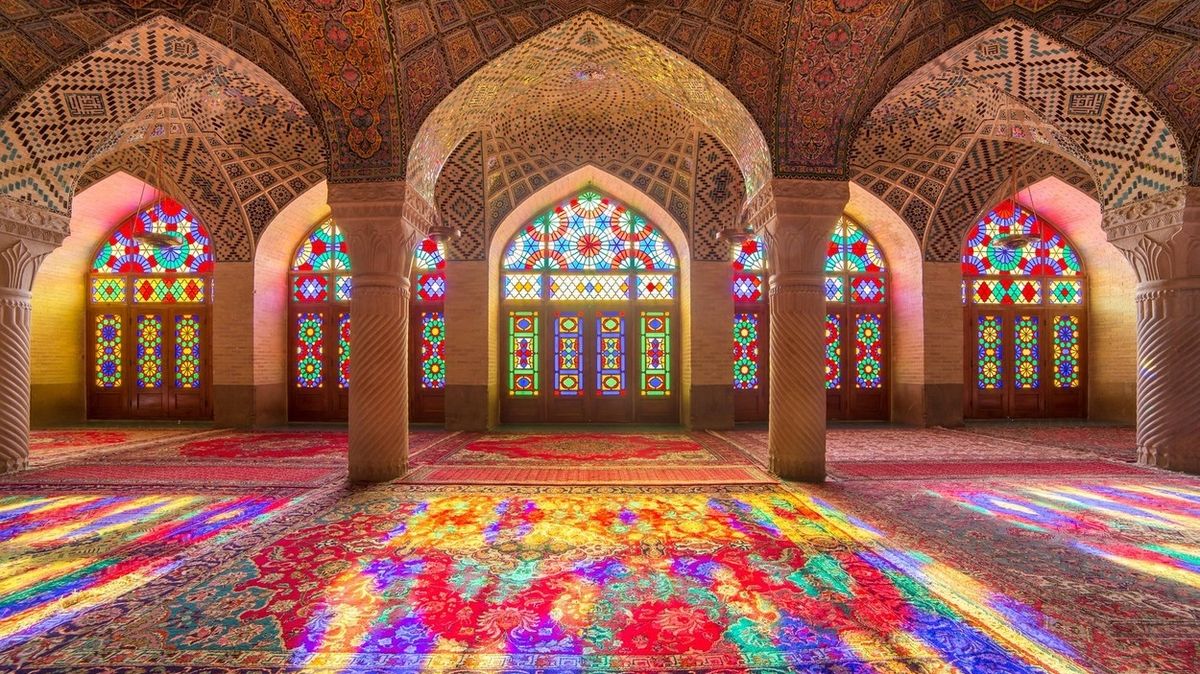 FOTO: Íránská Růžová mešita oslní kaleidoskopem barev